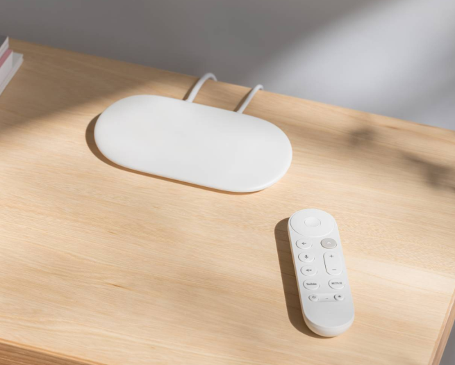 Der Google TV Streamer mit Fernbedienung (Bild: Google)